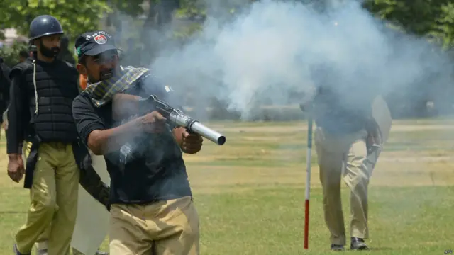  لاہور کے علاقے ماڈل ٹاؤن میں منہاج القرآن کے سیکریٹیریٹ کے قریب پولیس اور پاکستان عوامی تحریک کے کارکنوں کے درمیان تصادم میں کم از کم آٹھ افراد ہلاک اور 97 کے قریب زخمی ہوگئے۔