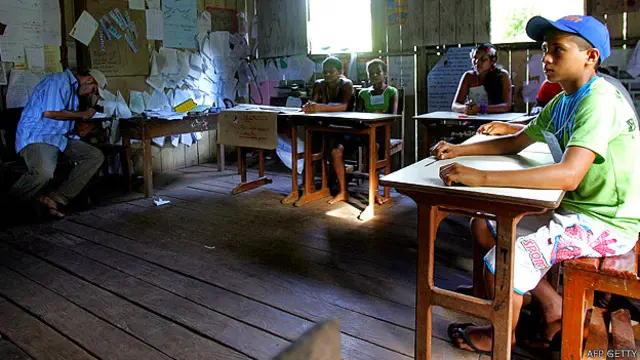 Niños en una escuela en la plantación de caucho Sao Pedro, en Xapuri, Acre, Brasil