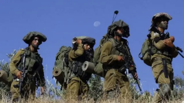 يقول معلقون إن إسرائيل تسعى إلى جعل حماس مصدر إزعاج للفلسطينيين.