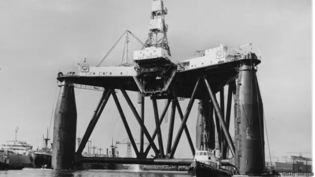Одна из первых нефтяных платформ в Северном море проходит испытания в 1966 году