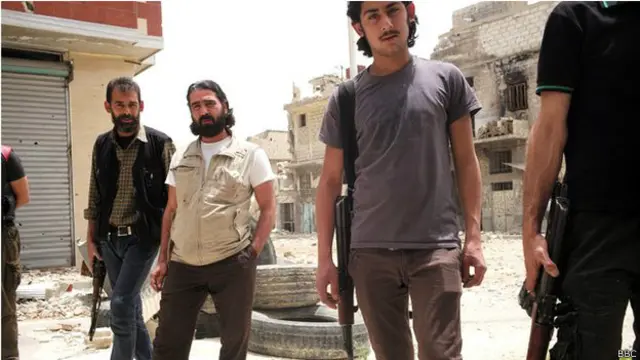 في دمشق، يقف عالمان على مسافة قريبة للغاية، عالم ينتمي إلى الرئيس بشار الأسد ومؤيديه، وعالم آخر ينتمي إلى المعارضة