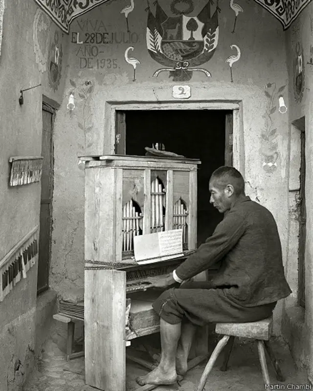 Organista en la capilla de Tinta, Sicuani, Cusco, 1935, Martín Chambi