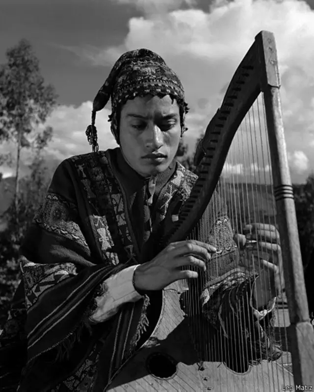 Músico toca el arpa, Leo Matiz