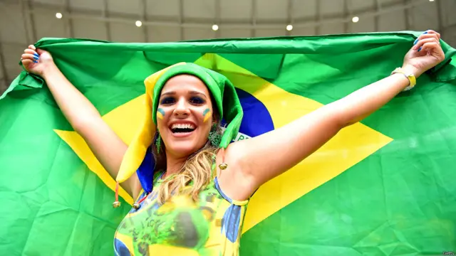 برازیلی مداحوں نے خوبصورت اور رنگوں سے بھرے لباس زیب تن کیے ہوئے تھے۔ 