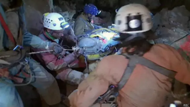 امدادی کارروائی میں کئی مشکلات اور خطرات تھے کیونکہ غار کے اندر راستے گہرے اور تنگ ہیں