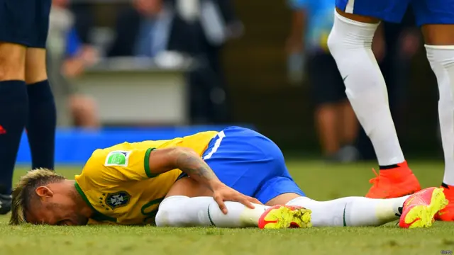 میکسیکو کے کھلاڑیوں نے پہلے ہاف میں نیمار کو ہر طرح سے روکنے کی کوشش کی۔