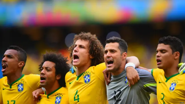 برازیلی ٹیم کے پرجوش ہونے کا اندازہ ان کے میچ شروع ہونے سے قبل ہونے والے قومی ترانے کے گانے کے انداز سے ہی پتا چل رہا تھا۔ 