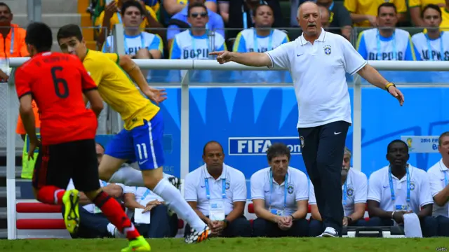 برازیلی کوچ سکولاری اپنے کھلاڑیوں کو ابتدا سے ہی ہدایات دیتے نظر آئے۔