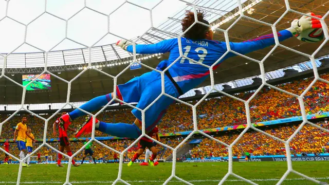 میچ کے پہلے ہاف کی خاص بات میکسیکن گول کیپر اوچا کا شاندار کھیل تھا جنھوں نے برازیل کے تین حملے روکے جس میں سے نیمار کا ایک یقینی گول شامل تھا۔