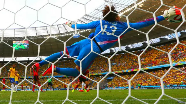 میکیسکن گول کیپر اوچاوانے یکے بعد دیگرے گول بچا کر شائقین سے داد حاصل کی