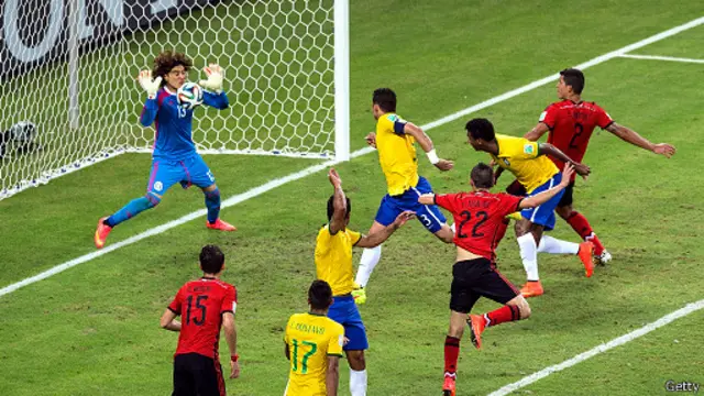 الحارس المكسيكي اوشوا دافع ببسالة عن مرماه