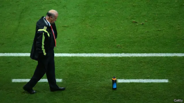 HLV Tây Ban Nha bị cú sốc trong trận đầu gặp Hà Lan.