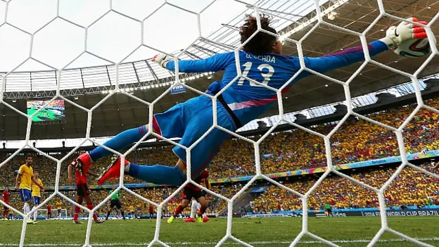 Guillermo Ochoa durante el partido contra Brasil. Foto Getty Images.
