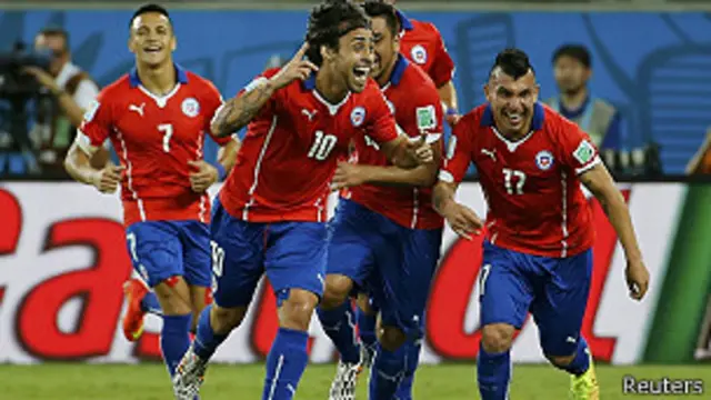 Valdivia celebra su gol frente a Australia