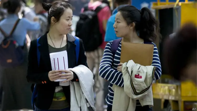 北京某高校学生在校园内穿梭来往（7/5/2014）