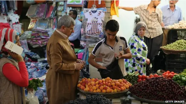 حکومت کا کہنا ہے کہ بغداد میں غذائی اجناس کی کمی نہیں تاہم مالدار افراد ذخیرہ اندوزی کر رہے ہیں