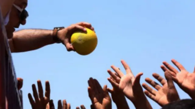 دارالحکومت بغداد کے شہری غذائی اجناس جمع کرنے میں مصروف ہیں