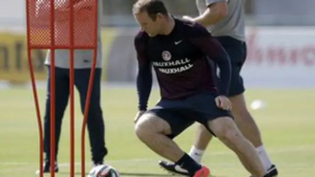 鲁尼90分钟的训练都在中路活动