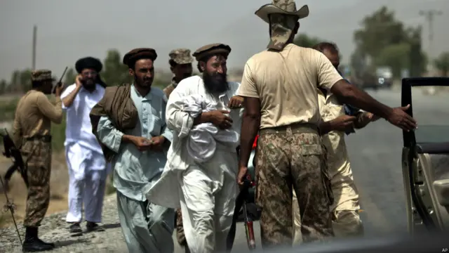 وزیرستان سے نکلنے والے افراد کی رجسٹریشن کا کام بھی کیا جا رہا ہے تاکہ اس بات کو یقینی بنایا جا سکے کہ کوئی شدت پسند شہریوں کی آڑ میں علاقے سے نکلنے میں کامیاب نہ ہو سکے۔