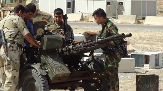 عراق میں سُنی شدت پسند تنظیم دولتِ اسلامی عراق و شام (داعش) کے جنگجوؤں اور سکیورٹی فورسز کے درمیان دارالحکومت سے 60 کلومیٹر کے فاصلے پر بعقوبہ کے مقام پر جنگ جاری ہے۔ شدت پسندوں کی پیش قدمی کی وجہ سے بغداد اور کرد علاقوں میں دفاعی اقدامات کیے جا رہے ہیں۔