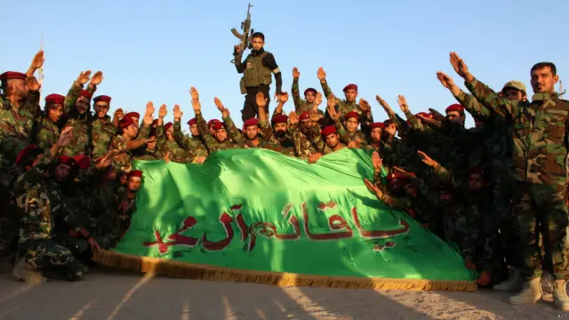 عراقی شیعہ نوجوان شدت پسندوں کے خلاف لڑائی میں سکیورٹی فورسز کا ساتھ دے رہے ہیں۔ 