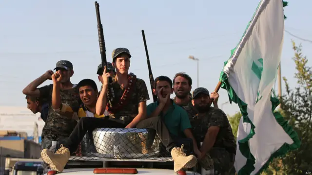 بغداد میں شیعہ ملیشیا دستے گاڑیوں پر اسلحے کے ساتھ گشت کر رہے ہیں۔ عراق کے سب سے سینیئر شیعہ رہنما آیت اللہ العظمیٰ علی السیستانی کے ترجمان نے کہا ہے کہ سنی شدت پسندوں کی پیش قدمی کے بعد شہری ہتھیار اٹھائیں اور سکیورٹی فورسز کا ساتھ دیں۔