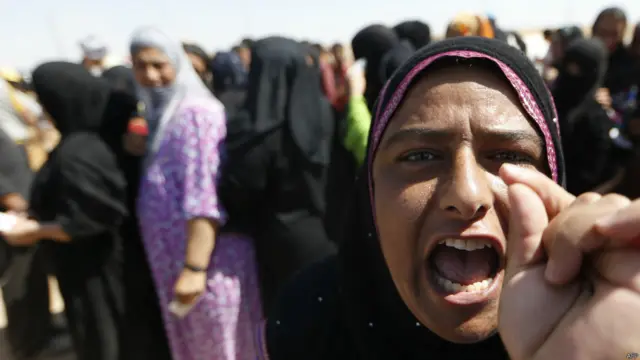 عراق میں شدت پسندوں کی پیش قدمی کی وجہ سے لوگوں کی ایک بڑی تعداد نقل مکانی پر مجبور ہوئی ہے۔ صرف موصل شہر سے پانچ لاکھ سے زائد افراد بے گھر ہوئے ہیں۔ متاثرین سہولیات نہ ہونے کی شکایت کر رہے ہیں۔