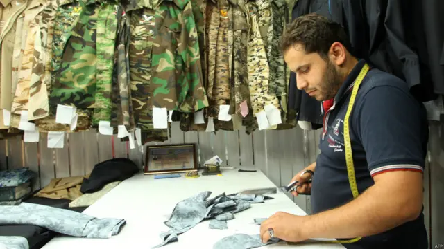 رضاکاروں کی فوج کے ساتھ سنی شدت پسندوں کے ساتھ شامل ہوونے کی وجہ سے فوج کے یونیفام کی مانگ میں زبردست اضافہ ہوا ہے۔