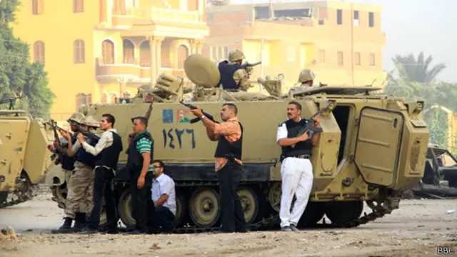 قتل مساعد مدير أمن الجيزة خلال اقتحام كرداسة بحثا عن مهاجمي قسم الشرطة الذين قتلوا 11 شرطيا