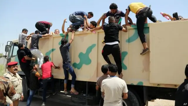 इराकी युवक जो फौज में वालंटियर बनना चाहते हैं. 