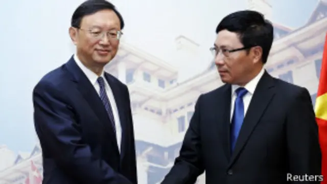 တရုတ် ပြည်နယ် ကောင်စီဝင် Yang Jiechi (ဝဲ)နဲ့ ဗီယက်နမ် နိုင်ငံခြားရေး ဝန်ကြီး Pham Binh Minh (ယာ) တို့ တွေ့ဆုံစဉ်။