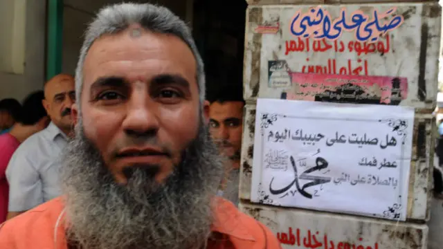 الملصق انتشر في أماكن كثيرة، وأثار اختلافا بين المصريين.