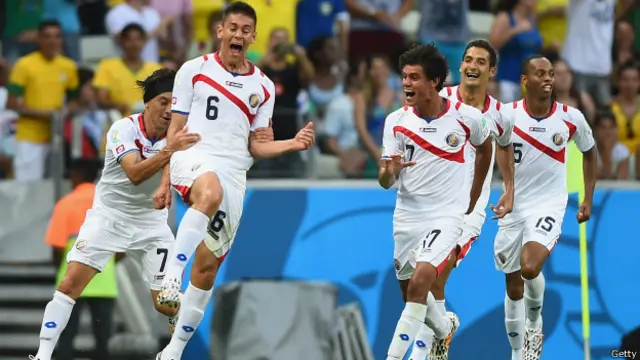 उरुग्वे के ख़िलाफ़ मैच में कोस्टा रिका के खिलाड़ी जश्न मनाते हुए नज़र आ रहे हैं.