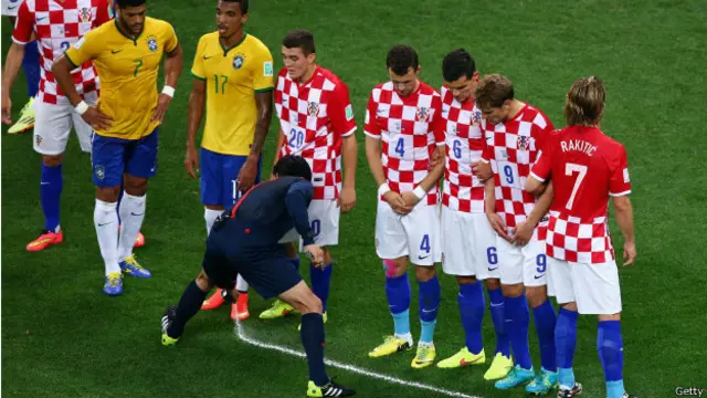 वर्ल्ड कप के दौरान गायब होने वाले स्प्रे का इस्तेमाल फ़ैंस को ख़ूब पसंद आ रहा है.