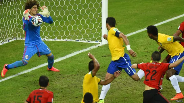 मैक्सिको के गोलकीपर ने ब्राज़ील के ख़िलाफ़ मैच में कई बेहतरीन बचाव किए.