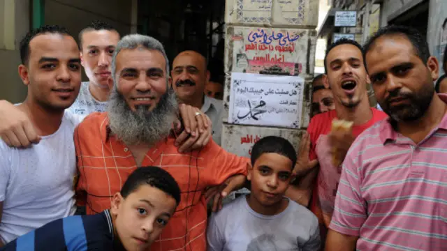 الحكومة المصرية تعهدت بنزع الملصق تطبيقا لقانون المرور المعمول به في مصر.