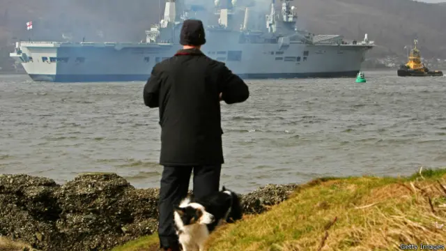 Корабль королевского ВМФ возвращвется на базу