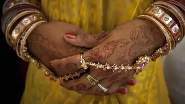 برطانیہ میں زبردستی کی شادیاں جرم ہونے کی وجہ سے والدین اپنے بچوں کو برطانیہ سے باہر ایسے ممالک لے کر جاتے ہیں جیسا کہ پاکستان اور وہاں ان کی زبردستی شادیاں کرنے کی کوشش کرتے ہیں