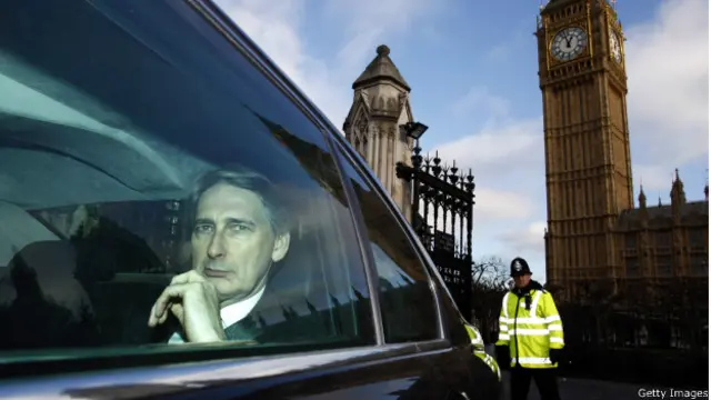 Министр обороны Великобритании уезжает из палаты общин