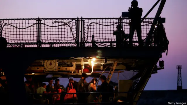 Корабль британского ВМФ эвакуирует британцев из Ливана