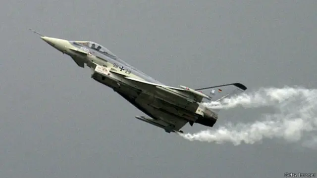 Истребитель-бомбардировщик Eurofighter на авиасалоне в Ле Бурже