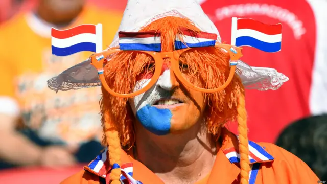 میچ شروع ہونے سے ایک گھنٹہ قبل ہی ہالینڈ کے مداحوں نے سٹیڈیم کا رخ کرنا شروع کر دیا تھا۔ 