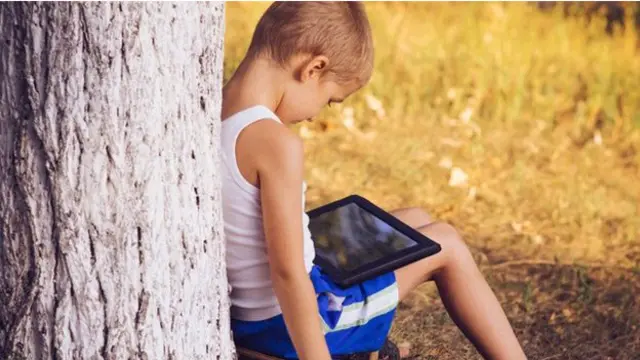 کیا ہم بچوں کی حقیقی دنیا اور ڈجیٹل دنیا میں توازن پیدا کر سکتے ہیں؟