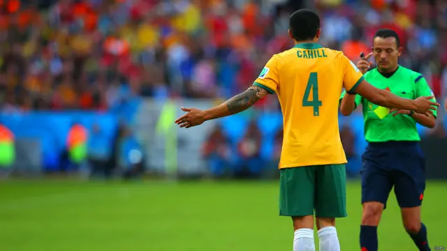 پہلا ہاف ختم ہونے سے ایک منٹ قبل ریفری نے آسٹریلیا کے لیےگول کرنے والے ٹم کے ہل کو پیلا کارڈ دکھا دیا۔ چلی کے خلاف میچ میں بھی انھیں پیلا کارڈ دکھایا گیا تھا اور اب لگاتار دو میچوں میں کارڈ ملنے کی وجہ سے وہ آسٹریلیا کے لیے اگلے میچ میں حصہ نہیں لے سکیں گے۔