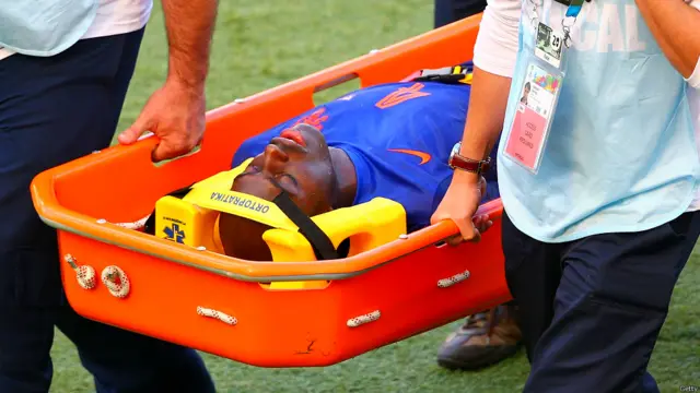 کے ہل کی وجہ سے زخمی ہونے والے برونو کو سٹریچر پر میدان سے باہر لے جایا گیا۔