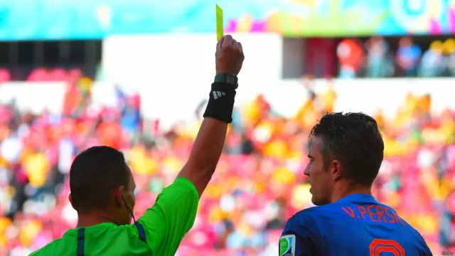 دوسرے ہاف کے آغاز میں ہی ریفری نے ہالینڈ کے روبن وین پرسی کو پیلا کارڈ دکھا دیا جس کے بعد وہ بھی اگلے میچ کے لیے معطل ہوگئے۔