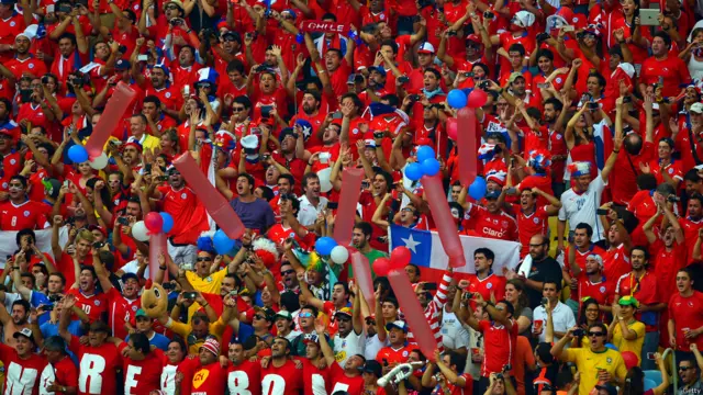 چلی کے گول کے ساتھ ہی اس کے مداحوں کے جوش میں اضافہ ہوگیا اور سٹیڈیم چلی کے نغموں سے گونج اٹھا۔