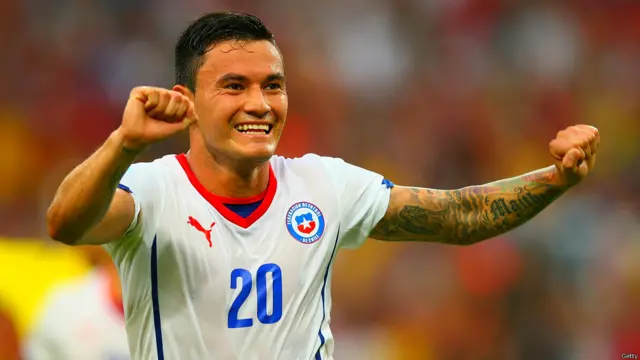 پہلے ہاف کے اختتام سے چند منٹ قبل چلی کے ارانگوئز نےگول کر کے اپنی ٹیم کی برتری دوگنی کر دی۔