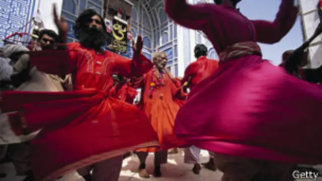 عرس کے آغاز کے موقع پر ڈالی جانے والی دھمال کے دوران بھی لوگ بےحال ہوجاتے ہیں