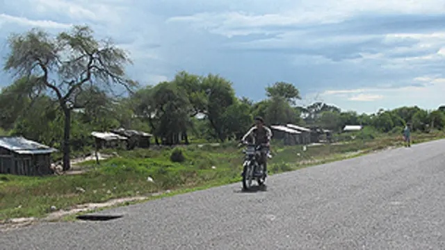 El asentamiento precario de los Sawhoyamaxa al costado de la ruta.
